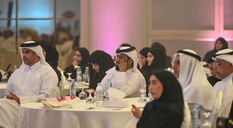 مناقشة القضايا الاجتماعية في عصر الذكاء الاصطناعي بصلالة