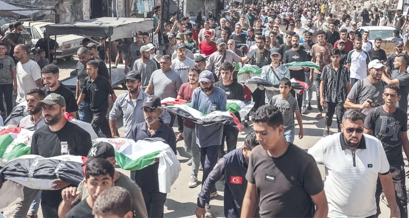 غزة تشيع 100 شهيد من ضحايا العدوان .. والاحتلال يقتحم مدارس بالضفة