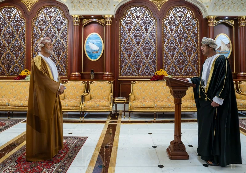 أمام المقام السامي .. عدد من السفراء يؤدون اليمين
