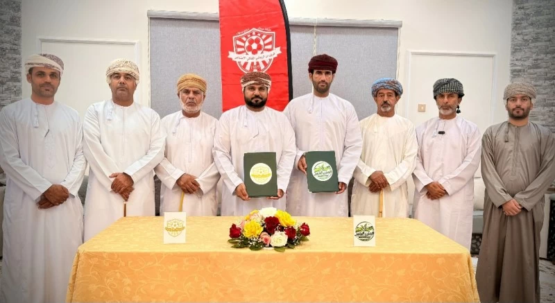 فريق دن ببهلاء يوقع عقد تعشيب ملعبه بتكلفة 22 الف ريال عماني