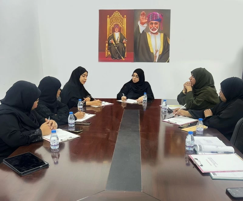 مناقشة آلية تنفيذ البرامج والأنشطة المجتمعية في المصنعة