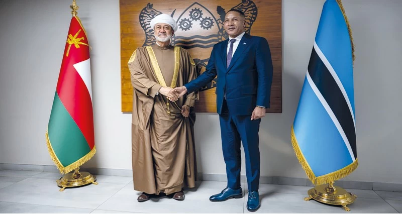 جلالة السلطان ورئيس بوتسوانا يبحثان مجالات التعاون القائمة بين البلدين وسبل تعزيزها