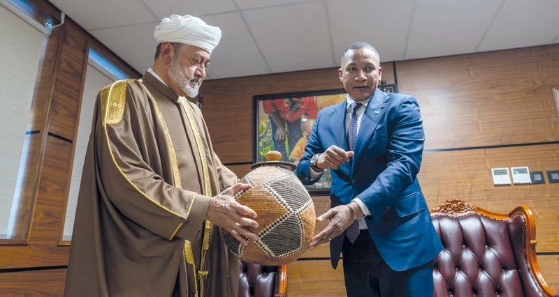 جلالة السلطان ورئيس بوتسوانا يبحثان مجالات التعاون القائمة بين البلدين وسبل تعزيزها