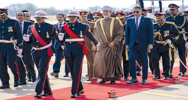 جلالة السلطان ورئيس بوتسوانا يبحثان مجالات التعاون القائمة بين البلدين وسبل تعزيزها