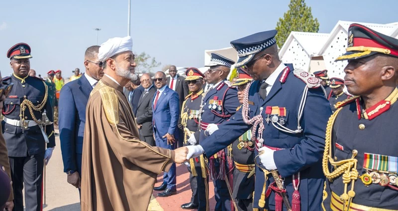 جلالة السلطان ورئيس بوتسوانا يبحثان مجالات التعاون القائمة بين البلدين وسبل تعزيزها
