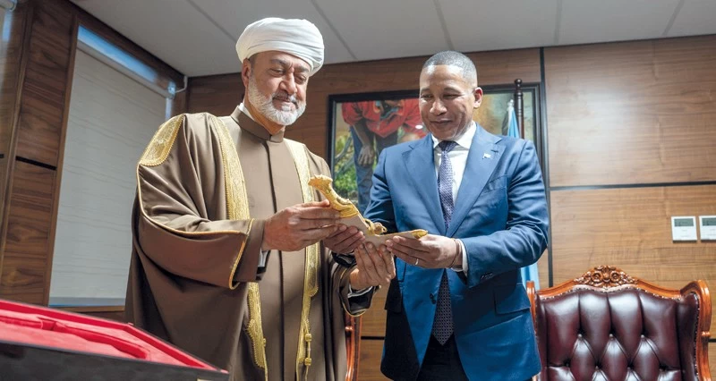 جلالة السلطان ورئيس بوتسوانا يبحثان مجالات التعاون القائمة بين البلدين وسبل تعزيزها
