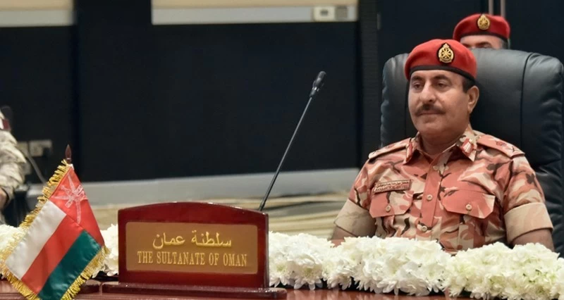 قائد الجيش السلطاني العُماني يشارك في اجتماع قادة القوات البرية بـ(التعاون)