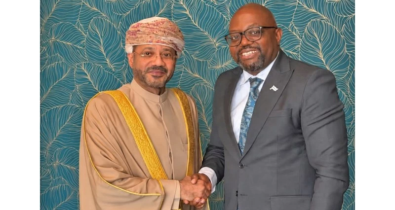 بدر بن حمد ووزير خارجية بوتسوانا يبحثان سبل تعزيز العلاقات الثنائيّة والبناء على التعاون القائم