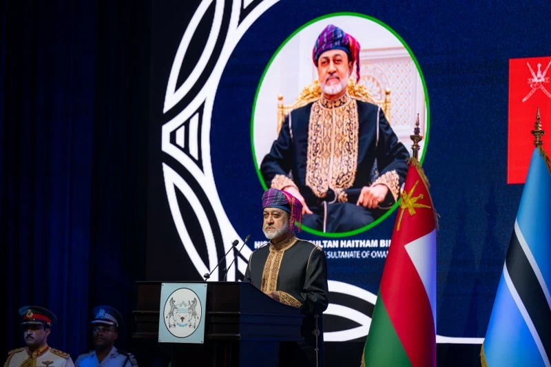 احتفاءً بزيارة جلالةِ السُّلطان.. الرّئيسُ البوتسواني يُقيم مأدبة عشاء رسميّةًجلالة السُّلطان: الزيارة الأولى إلى جمهورية بوتسوانا تمثل مناسبة خاصة لنا وحدثًا بارزًا في مسيرة الصداقة المتنامية ومد جسور العلاقات التي تجمع بين بلدينا وشعبينا