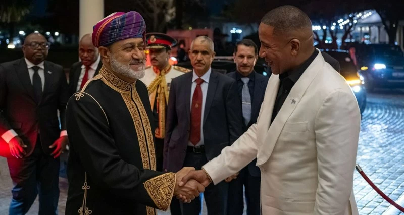 احتفاءً بزيارة جلالةِ السُّلطان.. الرّئيسُ البوتسواني يُقيم مأدبة عشاء رسميّةً جلالة السُّلطان: الزيارة الأولى إلى جمهورية بوتسوانا تمثل مناسبة خاصة لنا وحدثًا بارزًا في مسيرة الصداقة المتنامية ومد جسور العلاقات التي تجمع بين بلدينا وشعبينا