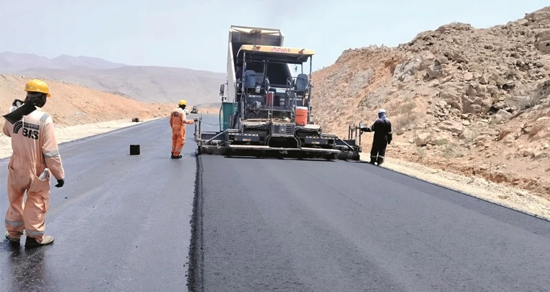 73% إنجازا بمشروع طريق قرى وادي بني جابر فـي صور