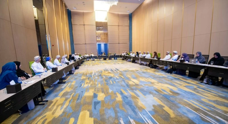 مناقشة توظيف المؤشرات التعليمية لتطوير الأداء المدرسي