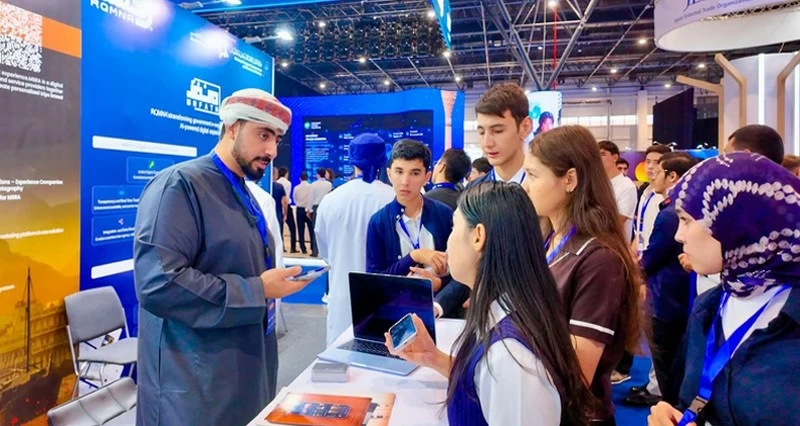 سلطنة عُمان تبدأ مشاركتها في أسبوع الاتصالات وتقنية المعلومات بأوزبكستان
