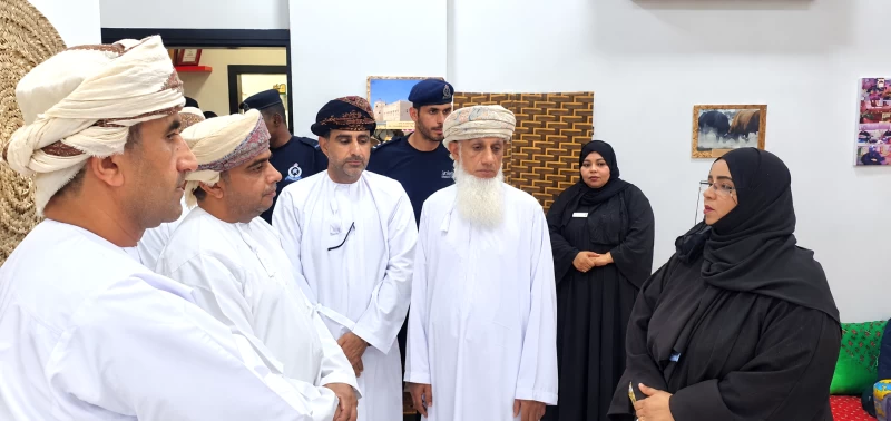 والي المصنعة يزور جمعية المرأة العمانية ويطّلع على مرافق المبنى الجديد