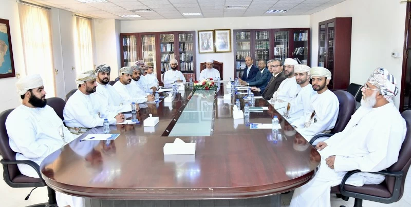 مناقشة تطوير وتنظيم العمل القضائي في صلالة وإبراء
