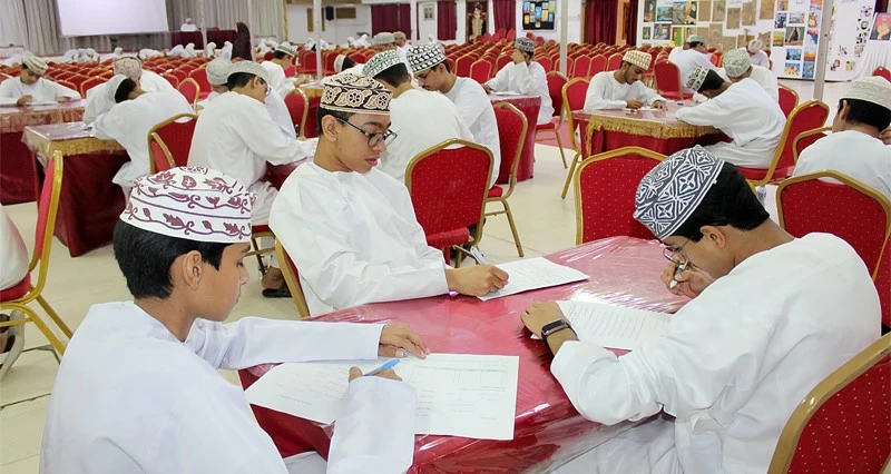 طلبة تعليمية شمال الباطنة يؤدون الاختبارات في مسابقات اللغة العربية