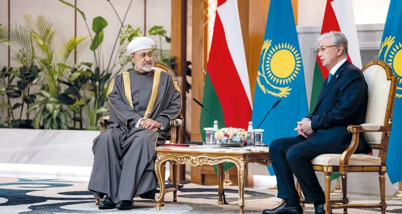 جلالة السلطان والرئيس الكازاخستاني يبحثان العلاقات بين البلدين وما يجمعهما من تفاهم ورغبة مشتركة فـي ترسيخ التعاون