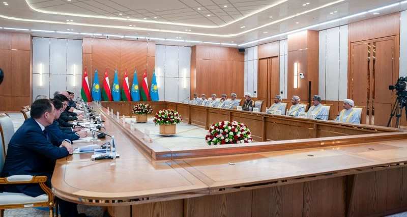 جلالة السلطان والرئيس الكازاخستاني يبحثان العلاقات بين البلدين وما يجمعهما من تفاهم ورغبة مشتركة فـي ترسيخ التعاون