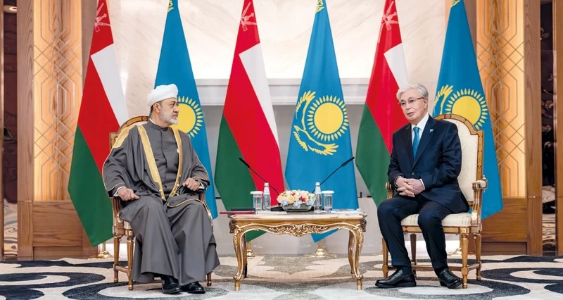 جلالة السلطان والرئيس الكازاخستاني يبحثان العلاقات بين البلدين وما يجمعهما من تفاهم ورغبة مشتركة فـي ترسيخ التعاون