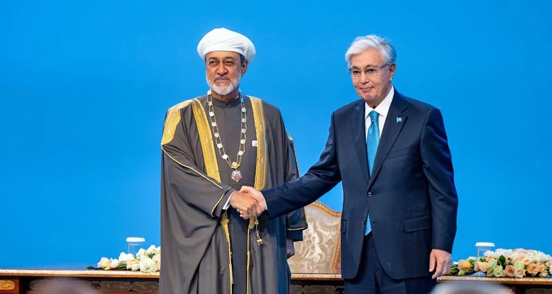 جلالة السلطان والرئيس الكازاخستاني يتبادلان الأوسمة