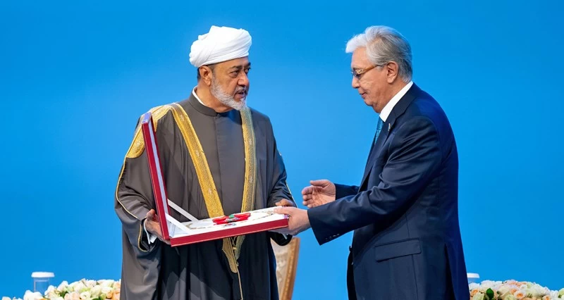 جلالة السلطان والرئيس الكازاخستاني يتبادلان الأوسمة