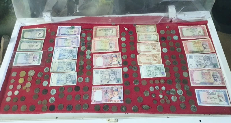 مواطن يحتفظ بمجموعة مميزة من العملات القديمة
