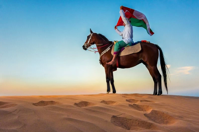 &laquo;التجارة والصناعة وترويج الاستثمار&raquo; تؤكد على ضرورة الالتزام بالضوابط القانونية لاستخدام علم سلطنة عُمان وشعار الدولة