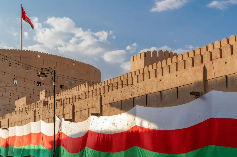 &laquo;التجارة والصناعة وترويج الاستثمار&raquo; تؤكد على ضرورة الالتزام بالضوابط القانونية لاستخدام علم سلطنة عُمان وشعار الدولة