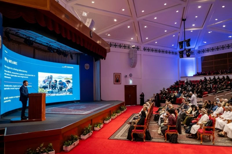 بدء أعمال المؤتمر الدولي للأحياء الدقيقة بجامعة السلطان قابوس