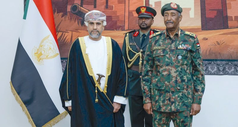 سفير سلطنة عمان يقدم أوراق اعتماده لرئيس مجلس السيادة الانتقالي السوداني