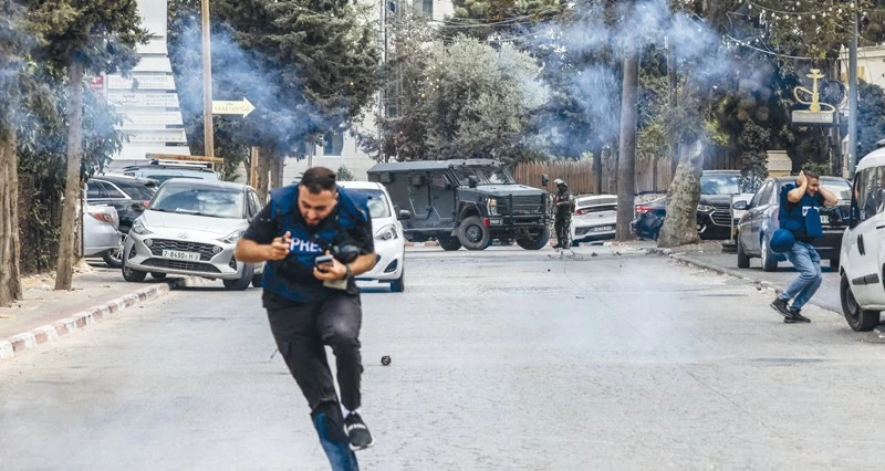 الاحتلال يقصف شقة سكنية فـي غزة .. ومستوطنوه يقودون التهجير الممنهج بالضفة