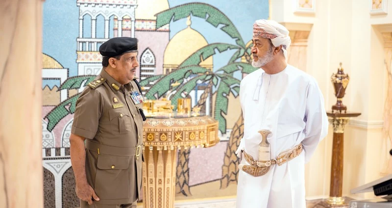 جلالة السلطان يدشن هوية هيئة الدفاع المدني والإسعاف