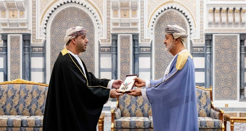 جلالة السلطان يمنح أوسمة لعدد من الشخصيات