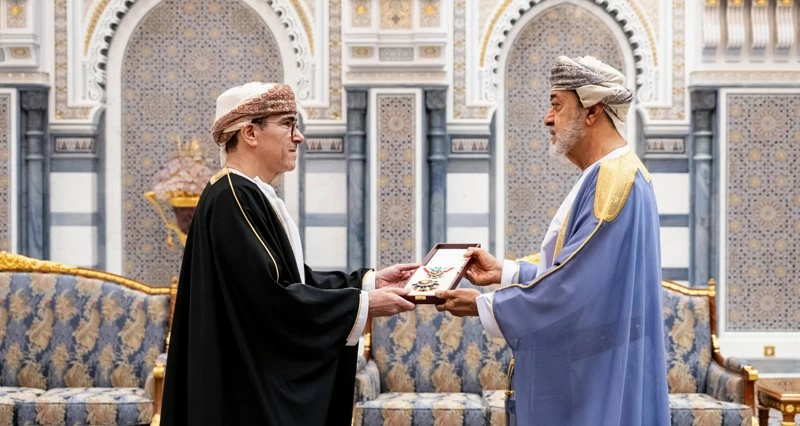 جلالة السلطان يمنح أوسمة لعدد من الشخصيات