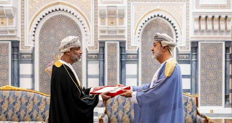 جلالة السلطان يمنح أوسمة لعدد من الشخصيات