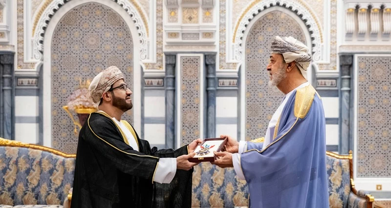 جلالة السلطان يمنح أوسمة لعدد من الشخصيات