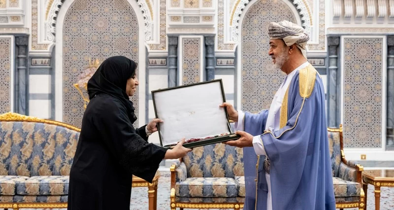 جلالة السلطان يمنح أوسمة لعدد من الشخصيات