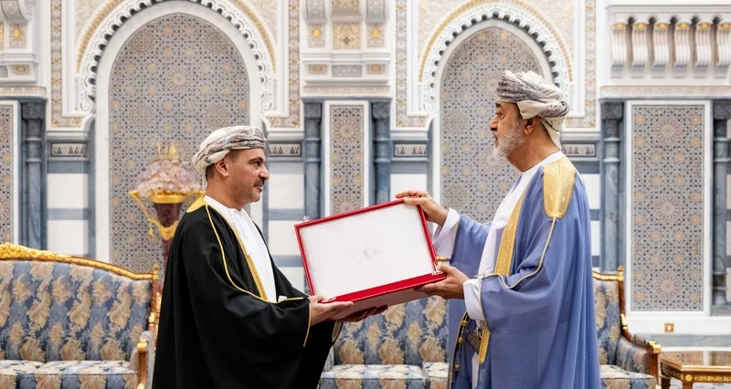 جلالة السلطان يمنح أوسمة لعدد من الشخصيات