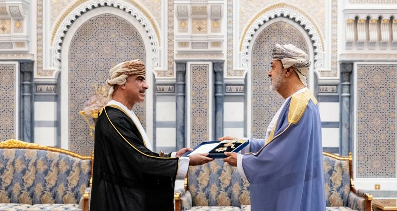 جلالة السلطان يمنح أوسمة لعدد من الشخصيات