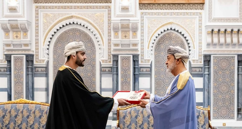 جلالة السلطان يمنح أوسمة لعدد من الشخصيات