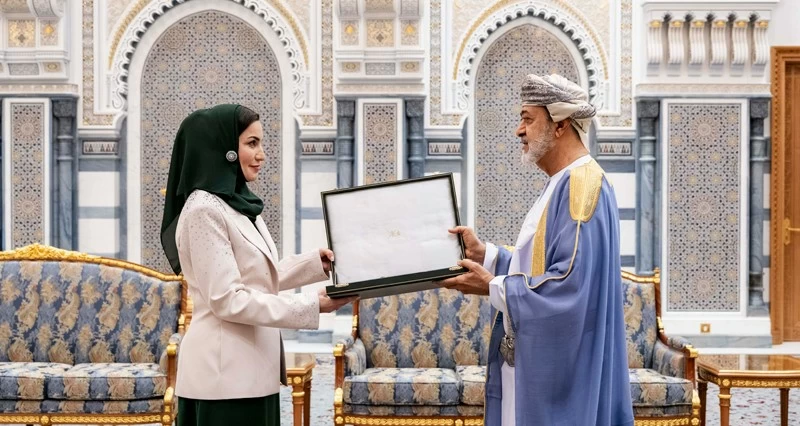جلالة السلطان يمنح أوسمة لعدد من الشخصيات