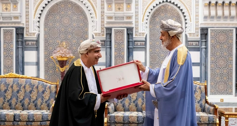 جلالة السلطان يمنح أوسمة لعدد من الشخصيات