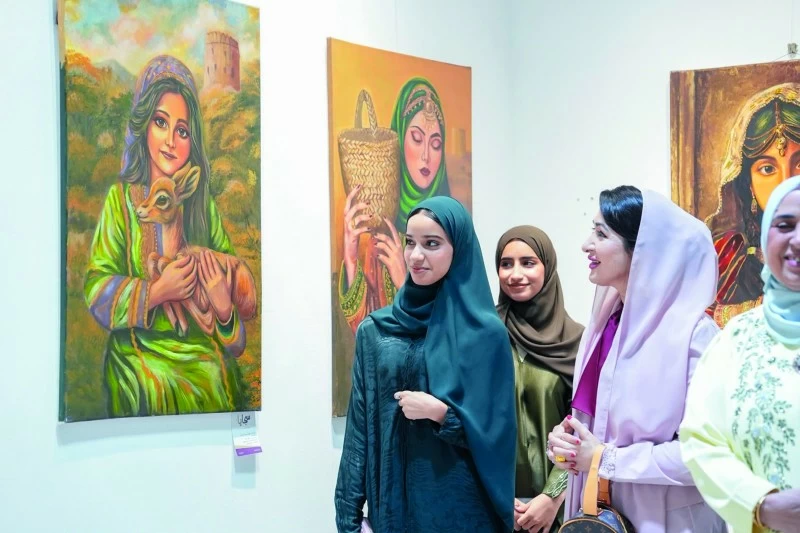 معرض 'الفنون سجايا' يحتفي بإبداعات المرأة العمانية بشمال الباطنة