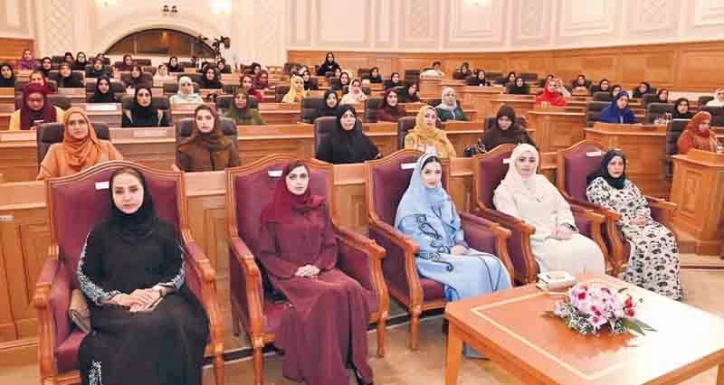 جلسة حوارية حول إسهام المرأة العمانية فـي صناعة المشهد الثقافـي العماني