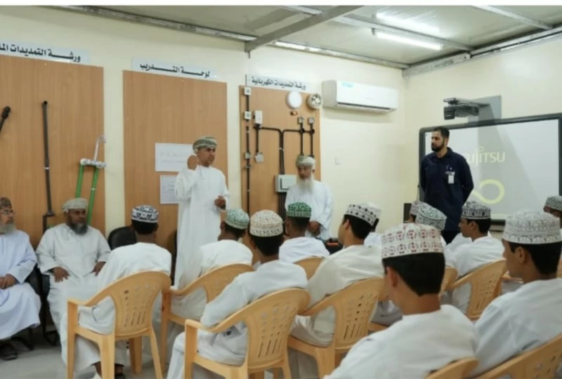 دورة تدريبية للطلبة في أساسيات التمديدات الكهربائية ببهلاء