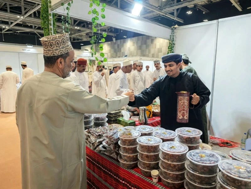 تجاوز 10 آلاف زائر.. معرض التمور والعسل يبرز خيرات النخيل والعسل ويرفع قدرتها التنافسية في الأسواق