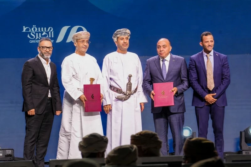 بنك ظفار يوقع ثلاث اتفاقيات مع شركات عقارية في معرض ومؤتمر العمران والبيت والبناء 2026