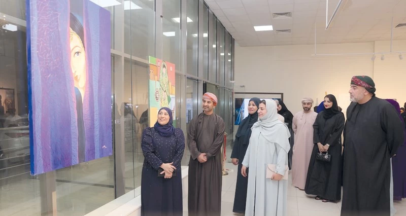 يستمر حتى 29 أكتوبر الجاري .. &laquo;جواهر فنية&raquo; تبرز الموروث الثقافـي وتجسد إبداع المرأة العمانية