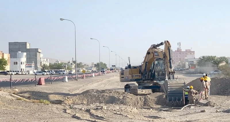 العمل يتواصل فـي ازدواجية طريق الربع الخالي
