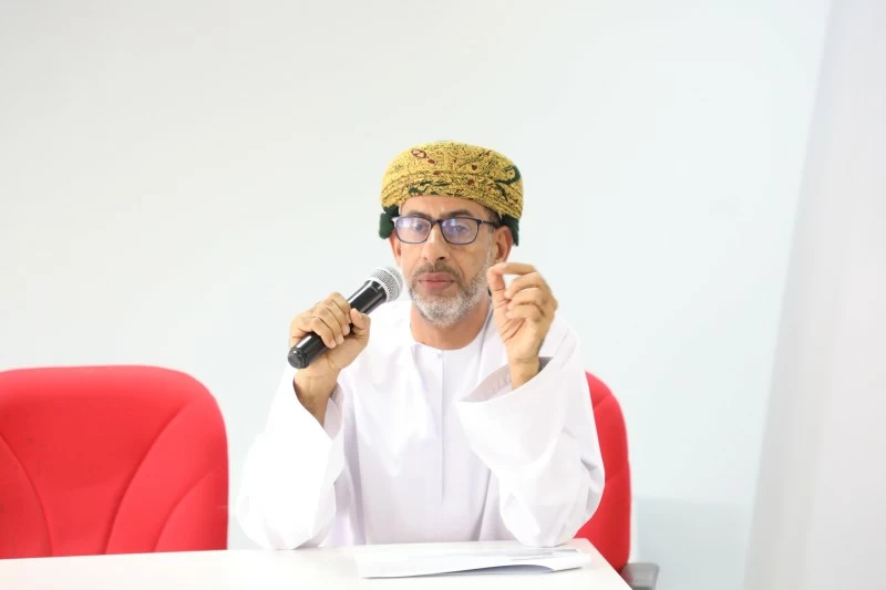 مناقشة التحديات للأخصائيين الاجتماعيين في تعليمية الداخلية